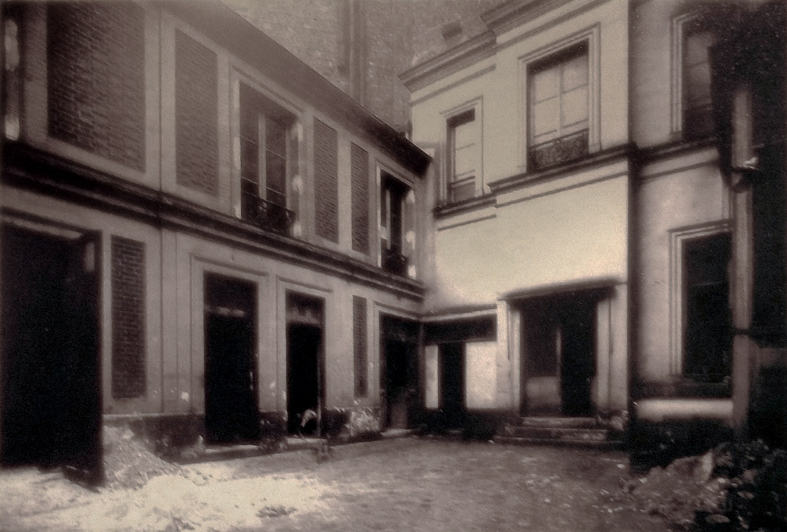 The private courtyard at 21 Rue le Sueur