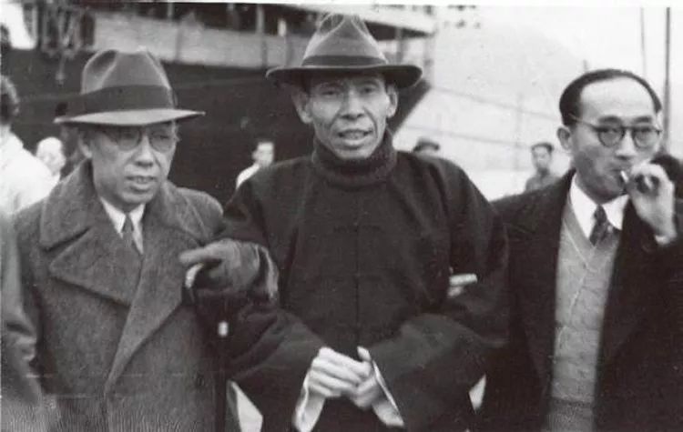 Du Yuesheng (center) and two friends